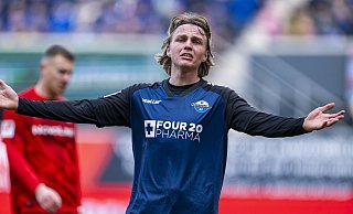 Paderborns Felix Götze hadert nach seinem Foul, das zum Strafstoß zum 3:1 führte. - picture alliance/dpa
