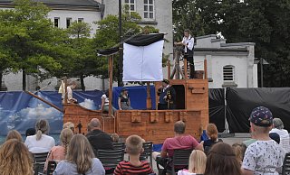 Mit nur wenigen Handgriffen wird aus dem Piratenschiff "Libertas" das Piratenjägerschiff "Justice". - Julia Stratmann
