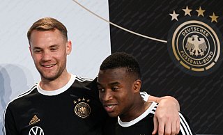 Manuel Neuer (l) und Youssoufa Moukoko bei der Pressekonferenz in Katar. - Federico Gambarini/dpa