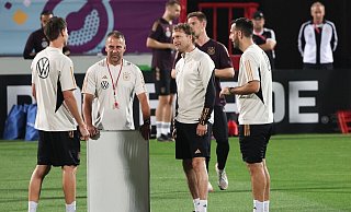 Bundestrainer Hansi Flick (2.v.l) bespricht sich mit seinen Assistenten Danny Röhl, Marcus Sorg und Mads Buttgereit (l-r). - Christian Charisius/dpa