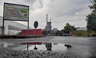 Auf dem Gelände von Störmer in Rödinghausen stehen am Dienstag nur wenige Autos. Viele Mitarbeiter haben das Gelände bereits verlassen. - Florian Weyand