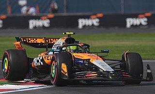 Lando Norris fährt an der Spitze des Feldes. - Moises Castillo/AP/dpa