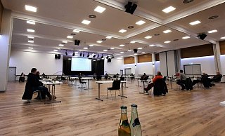 Mit viel Abstand nahm der Hauptausschuss den Jahresbericht der Feuerwehr entgegen. - Madita Schellenberg