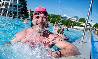 Sebastian Reuter hat den Startschuss herbeigesehnt. In der Saison will er jeden Tag zum Schwimmen ins Wiesenbad gehen. - Barbara Franke