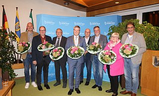Alexander Woltersdorf (v.l.), Udo Brockpähler, Konrad Hansmeier, Uwe Gockel, Manfred Melcher, Gerald Klocke, Kornelia Wegener und Hartmut Oster wurden mit Blumensträußen und Applaus in ihre Ämter eingeführt. - Jochem Schulze