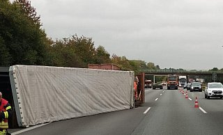 Der umgekippte Lkw sorgt für reichlich Stau. - Michael Scherer/Kottmeyer Transport GmbH