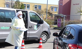 Ein Mitarbeiter des Kreises weist ankommende Patienten zunächst ein. - Burkhard Battran