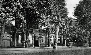 Das Haus ist heute kaum wiederzuerkennen. Die Straße ist an dieser Stelle keine Allee mehr.  - Sammlung Polster