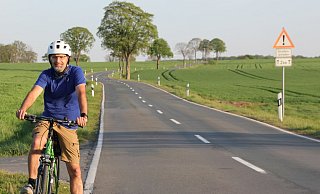 Marc Svensson, Fraktionsvorsitzender der Grünen in Salzkotten, mit seinem Fahrrad auf der Wewelsburger Straße auf Höhe der Einmündung Hüneknapp. - Die Grünen