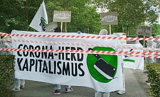 Mit Plakaten und Absperrband haben die Aktivisten die Einfahrt zum Anwesen von Clemens Tönnies blockiert. - "Shut down Schweinesystem"