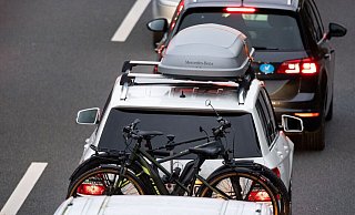 Dachboxen und Fahrradträger sollten nach dem Urlaub entfernt werden, um den Luftwiderstand und Spritverbrauch zu senken. - Jonas Walzberg/dpa/dpa-tmn