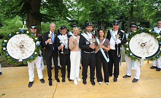 Freuten sich gemeinsam mit den Trägern der Scheiben über das spannende Finale des Lübbecker Bürgerschützenfestes: Bürgermeister Frank Haberbosch, König Jörg Stenzel, Kerstin Stenzel, König Nicholas Mühlnikel, Irene Mühlnikel und Oberst Christoph Barre. - Joern Spreen-Ledebur