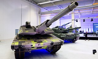 Rüstungsfirmen wie Rheinmetall verzeichnen deutlich steigende Bewerberzahlen und stellen zudem mehr neue Beschäftigte ein. (Symbolbild) - Julian Stratenschulte/dpa