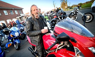 Lutz Gärtner aus Gütersloh auf seiner Ducati nST3 Bj. 2003 ist beim ersten Bikertreff der Saison an der Brocker Mühle dabei. - Andreas Frücht
