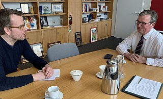 Paderborns Bürgermeister Michael Dreier (r.) beantwortete Jens Reddekers Fragen zur Coronakrise in seinem Amtszimmer in der Stadtverwaltung am Abdinghof. - Jens Reddeker