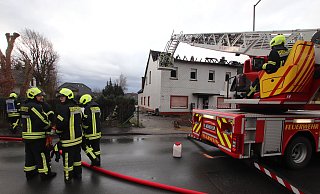 70 Feuerwehrleute und Rettungskräfte waren bis zum Dienstagmorgen im Einsatz, um den Brand in einem Wohnhaus in Werste zu löschen. - Jörg Stuke