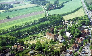Die neue Trasse soll direkt oberhalb des Klosters Clarholz verlaufen. - Ludger Osterkamp