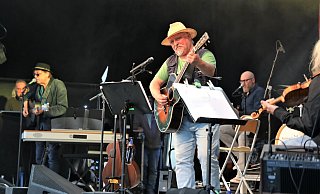 Axel Prahl und sein Inselorchester unterhielten gut 700 Zuhörer am lauen Sommerabend aufs Beste. - Simone Flörke