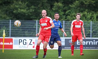 Mittelfeldmotor: Theesens Yves Sander (vorne) behauptet hier im Testspiel gegen Wiedenbrücks Daniel Latkowski den Ball. Foto: Sarah Jonek - Sarah Jonek