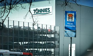 Clemens Tönnies erklärt vor laufender Kamera, dass er "Handlungsbedarf zur Korrektur" sehe, deshalb kümmere sich sein Konzern nun intensiv um Bio. - Andreas Frücht
