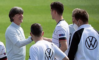 Bundestrainer Joachim Löw (l) und das DFB-Team fiebern dem WM-Auftakt gegen Frankreich entgegen. - Foto: Federico Gambarini/dpa