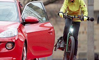 Zwischen Rad- und Autofahrern kommt es des Öfteren zu heiklen Situationen. - dpa-tmn