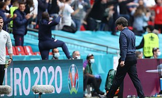 Bundestrainer Joachim Löw kehrt dem Spielfeld des Wembley-Stadions den Rücken. - Foto: Christian Charisius/dpa