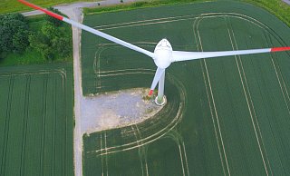 Es kommt auf die Perspektive an: Aus der Luft betrachtet sind die Windräder im Paderborner Land gar nicht so groß. - Jens Reddeker