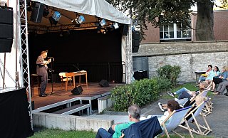 Von der Liebe zum Stil: Der Münsteraner Musiker und Moderator Götz Alsmann erzählt von seiner Reise zu einem modischen Äußeren und kritisiert nebenbei die Modetrends der Moderne. - Moritz Jülich