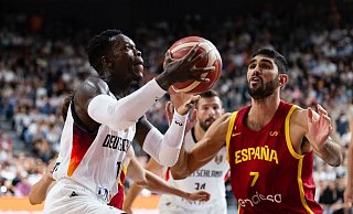 Dennis Schröder (l) peilte mit Deutschlands Basketballern den nächsten Titel an. (Archivbild) - Marius Becker/dpa