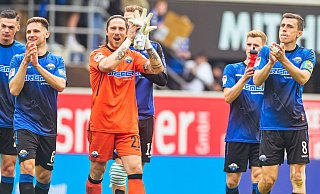 Marco Schuster (vorne l.) bleibt Vize-Kapitän des SC Paderborn. Torhüter Jannik Huth ist neues Mitglied im Mannschaftsrat. Ron Schallenberg (r.) behält die Spielführerbinde. - Besim Mazhiqi