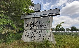 Ein Schild weist auf das ehemalige Kurhaus Ernstmeier hin. Seit 2010 steht das Gebäude leer und Sprayer sowie Schaulustige haben ihre Spuren hinterlassen. - Florian Weyand