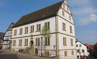 Nieheimer Rathaus: Trotz hohem Schuldenstand sieht der Kandidat die Zukunft der kleinen Gemeinde durchaus optimistisch.  - Josef Köhne