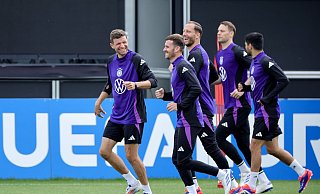 Thomas Müller (links) wird der Nationalmannschaft nach Meinung von Pascal Groß (Mitte) nicht nur mit seinen Späßen fehlen. - Christian Charisius/dpa