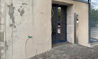 Etwas unmotiviert baumelte am Tag der Bauabnahme ein Kabel an der nackten Fassade der Fahrradstation.  - Stefan Becker