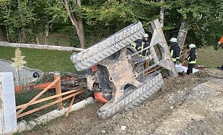 Nach dem Sturz liegt der Bagger auf der Seite. - Feuerwehr Höxter