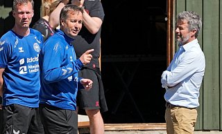 Kronprinz Frederik von Dänemark (r.) mit Dänemarks Träner Kasper Hjulmand (m.) beim Training der dänischen Nationalmannschaft. - Foto: Martin Meissner/AP/dpa