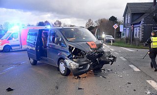 Im Kreuzungsbereich der Bundesstraße 476 mit der Stockheimer Straße prallte der Kleinbus mit einem VW Polo zusammen. Für die Dauer der Unfallaufnahme wurde der Verkehrsknotenpunkt voll gesperrt. Es kam zu Behinderungen im Berufsverkehr. - Andreas Eickhoff