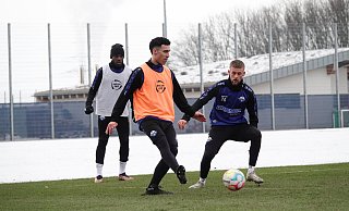SCP-Winterneuzugang Niclas Nadj (vorne l.), hier im Duell gegen Sebastian Klaas, trainierte am Freitag erstmals mit. - SC Paderborn 07/Michael Bieckmann