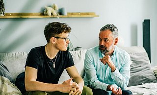 Ängste, Sorgen und Nöte ernst nehmen: Die aktuelle Wehrdienst-Debatte verunsichert viele Teenager - und wirft in Familien Fragen auf. - Zacharie Scheurer/dpa-tmn