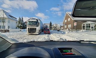 Mehrere Lkw steckten auf der Herforder Straße fest. - Gerald Dunkel