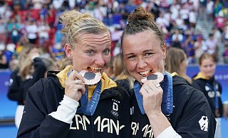 Deutschlands Fußballerinnen um Alexandra Popp (l.) und Marina Hegering gewannen bei Olympia in Paris Bronze. - Marcus Brandt/dpa