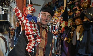 Über 300 Puppen gehören mittlerweile zu Robert Husemanns Bestand. Von der bösen Hexe, über den mutigen Kasper bis hin zum Einrad fahrenden Clown sind alle möglichen Figuren vertreten. - Julia Stratmann
