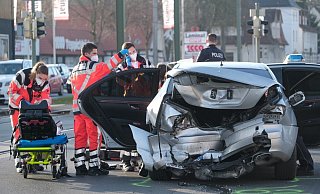 Die Sanitäter bereiten den Abtransport des verletzten Fahrers vor.  - Andreas Zobe