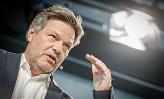 Bundeswirtschaftsminister Robert Habeck (Bündnis 90/Die Grünen) will mit milliardenschweren Hilfen den Industriestrompreis senken. - Kay Nietfeld/dpa