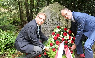 Der Geschäftsführer der Felix-Fechenbach-Stiftung, Dennis Maelzer (l.), und Gedenkredner Bundestagskandidat Ulrich Kros legen einen Kranz an der Gedenkstätte im Scherfeder Wald nieder. - Burkhard Battran Der Geschäftsführer der Felix-Fechenbach-Stiftung, Dennis Maelzer (l.), und Gedenkredner Bundestagskandidat Ulrich Kros legen einen Kranz an der Gedenkstätte im Scherfeder Wald nieder. - Burkhard Battran