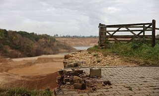 Steine eines Weges liegen an der Abbruchkante zur Kiesgrube im Stadtteil Blessem. Dort tat sich in der Nacht zum 15. Juli die Erde auf und verschlang mehrere Häuser. - picture alliance/dpa