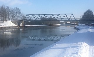Auf dem Mittellandkanal treiben teilweise nur ganz dünne Eisschichten. - Sandra Spieker