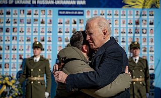 US-Präsident Joe Biden und sein ukrainischer Amtskollege Wolodymyr Selenskyj umarmen sich zum Abschied an der Gedenkmauer für die gefallenen Verteidiger der Ukraine. - Uncredited/Ukrainian Presidential Press Office/AP/dpa