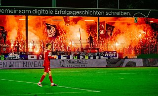 Im Gästeblock wurden von den SCP-Fans am Freitag in Münster immer wieder Bengalos entzündet. - BESIM MAZHIQI